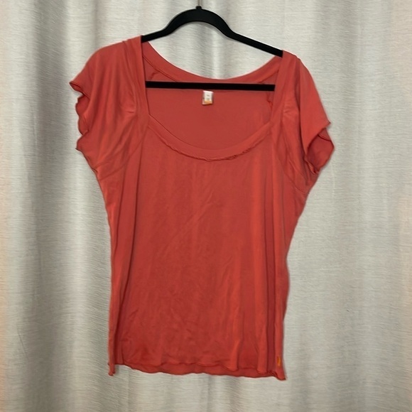 LUCY SCOOP NECK CORAL TEE (XL) - Picture 1 of 5